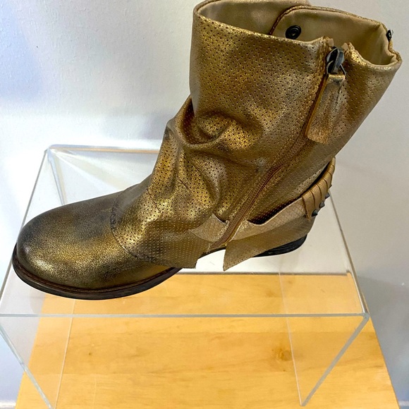 Boot - Picture 4 of 4